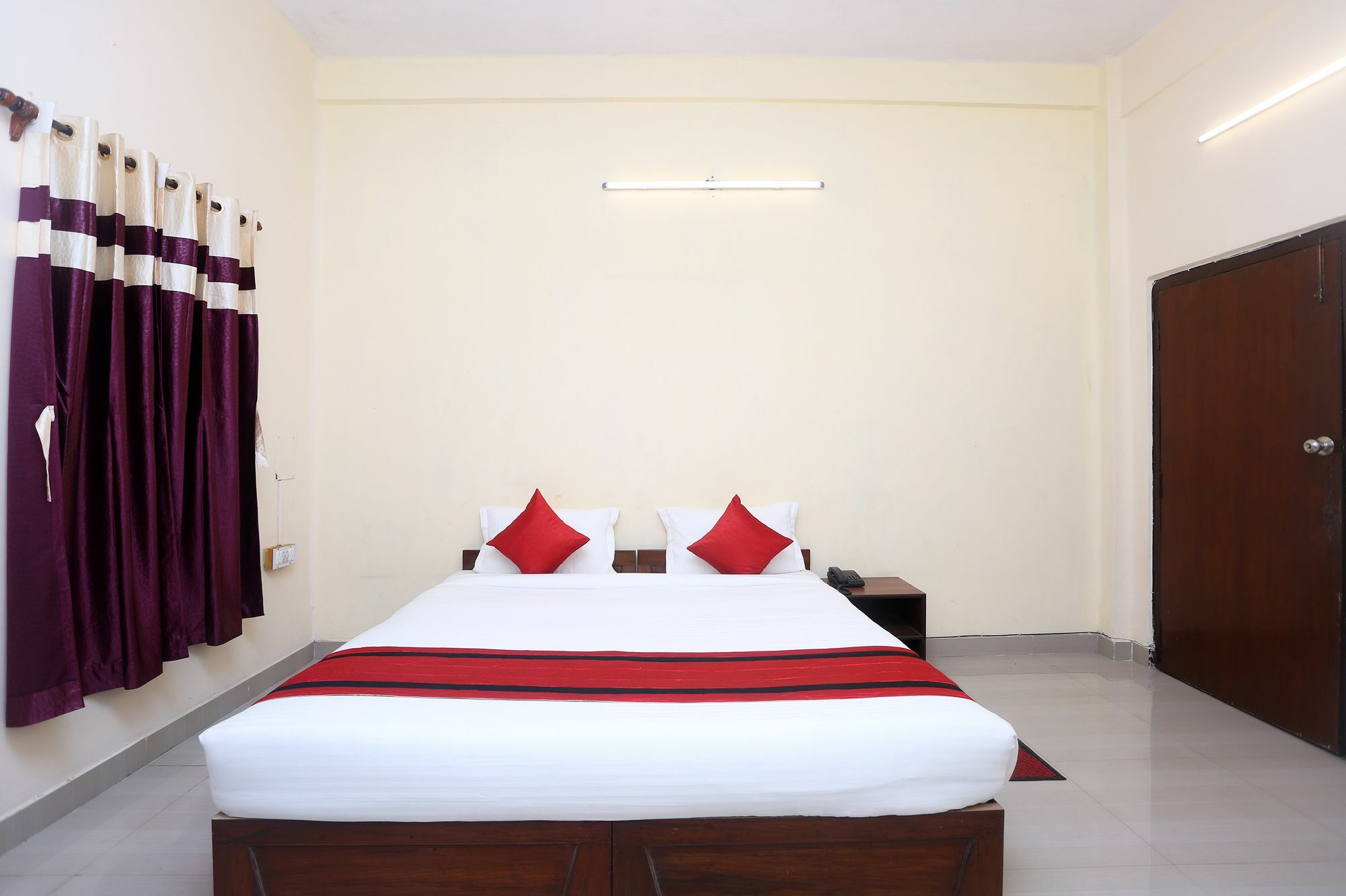 Oyo 9001 Hotel East West Калькутта Экстерьер фото