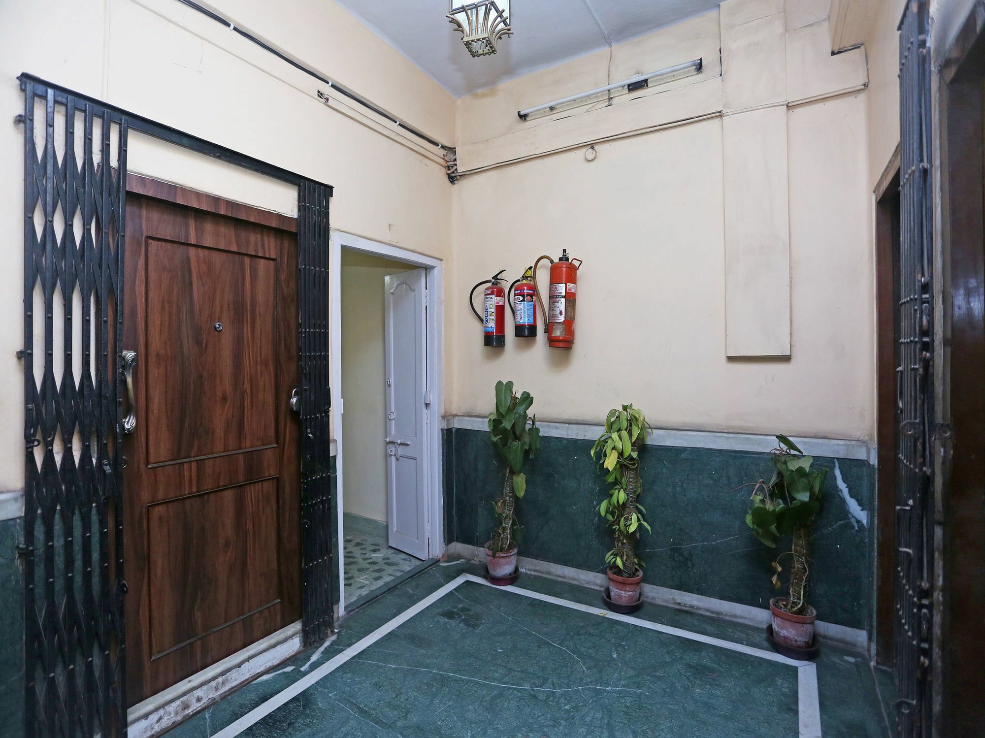 Oyo 9001 Hotel East West Калькутта Экстерьер фото