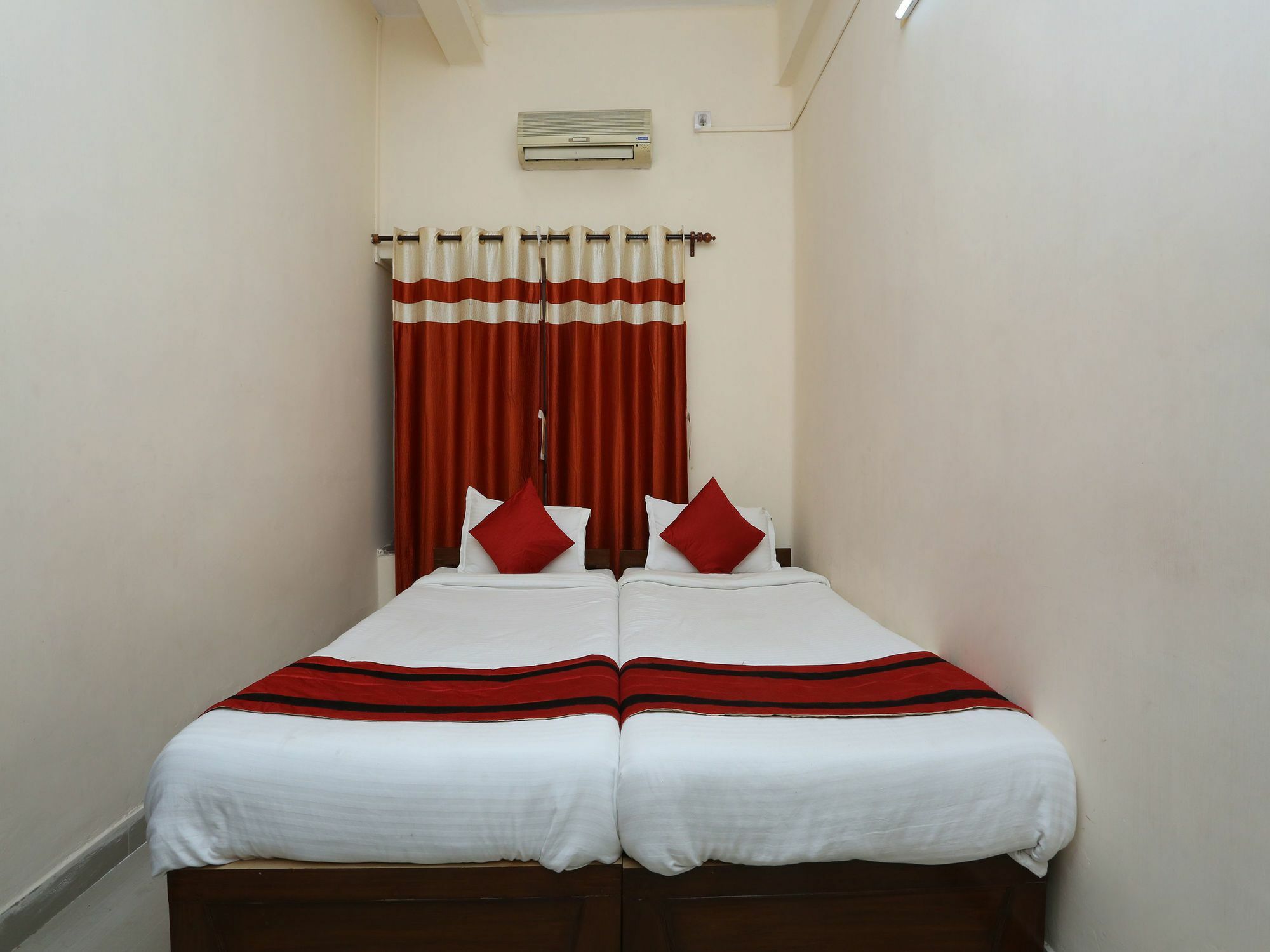 Oyo 9001 Hotel East West Калькутта Экстерьер фото
