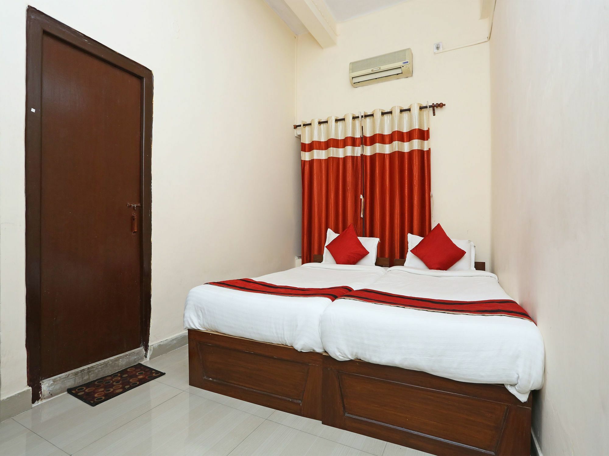 Oyo 9001 Hotel East West Калькутта Экстерьер фото