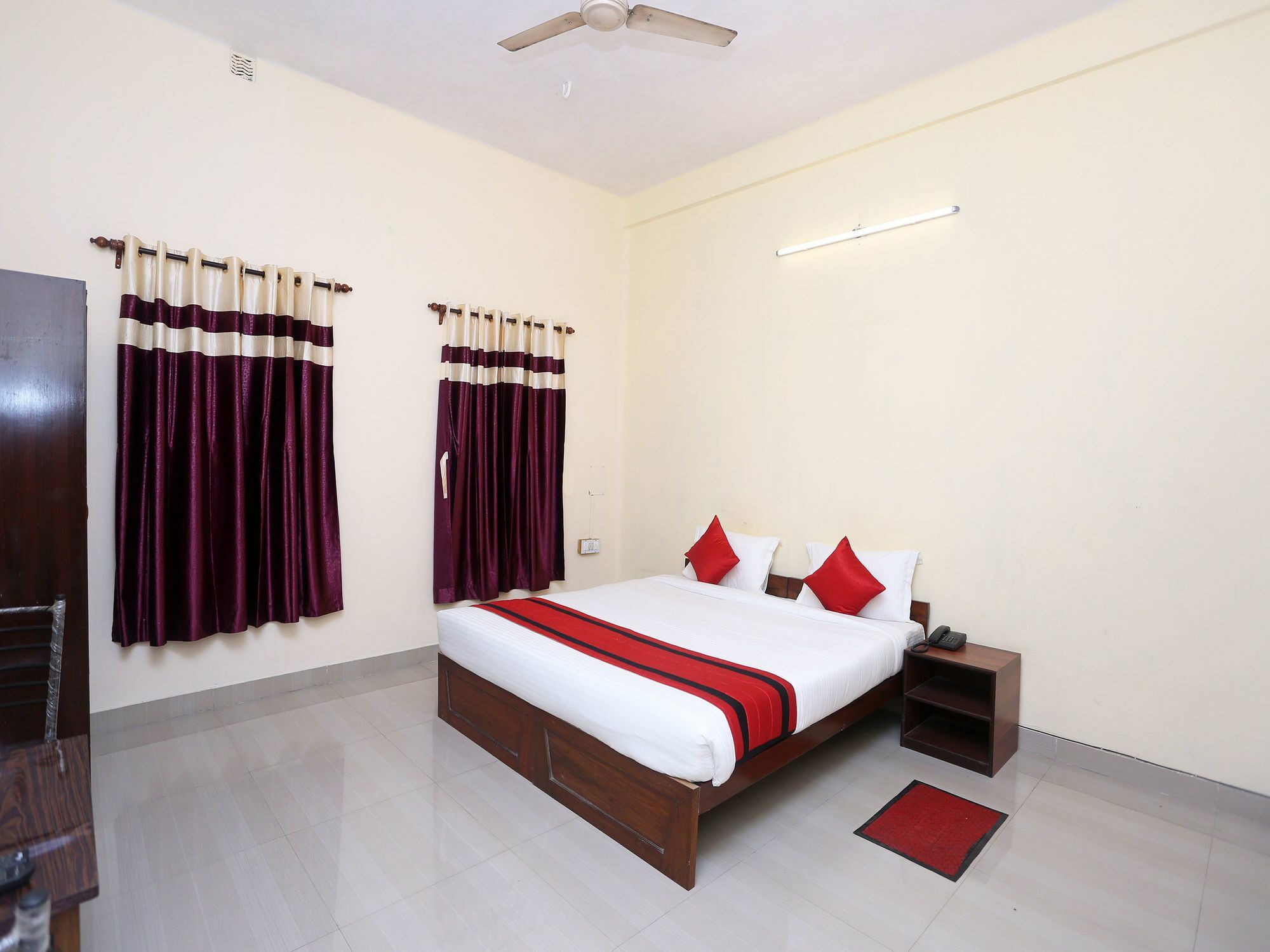 Oyo 9001 Hotel East West Калькутта Экстерьер фото