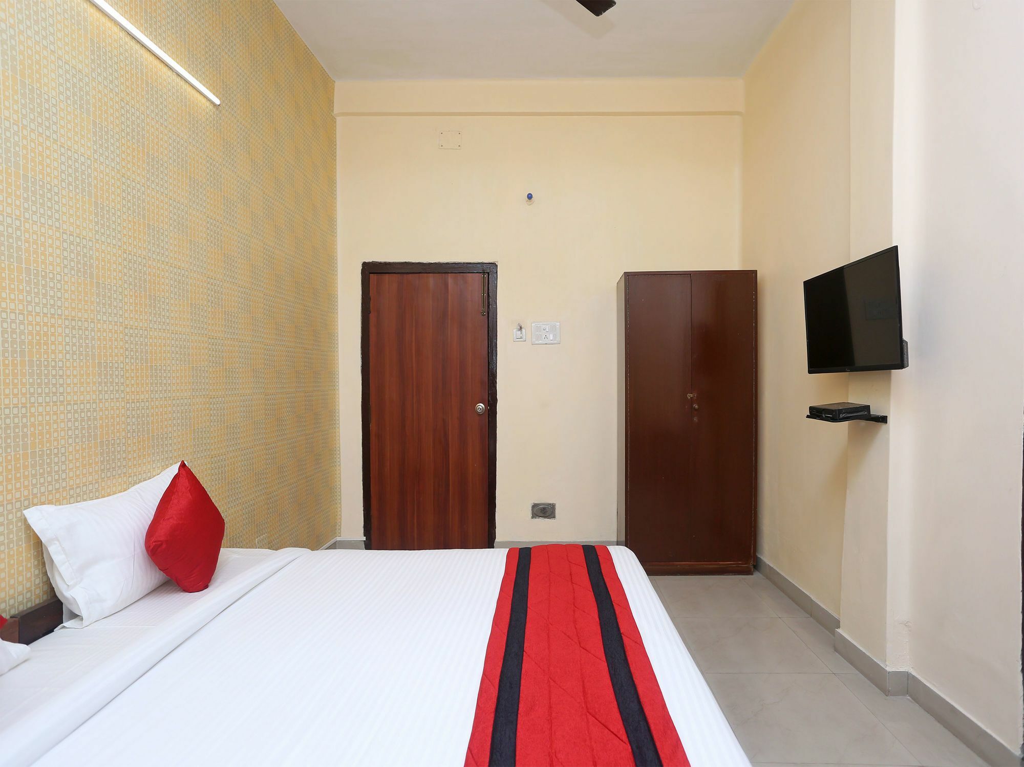 Oyo 9001 Hotel East West Калькутта Экстерьер фото